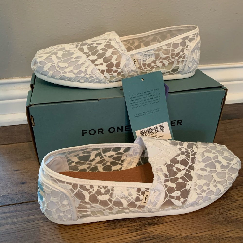 NWT Lace TOMS slip-on shoes